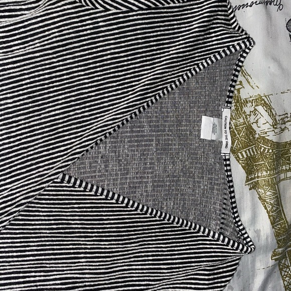 It’d a cute zebra pattern blouse 🤍 - Picture 3 of 4